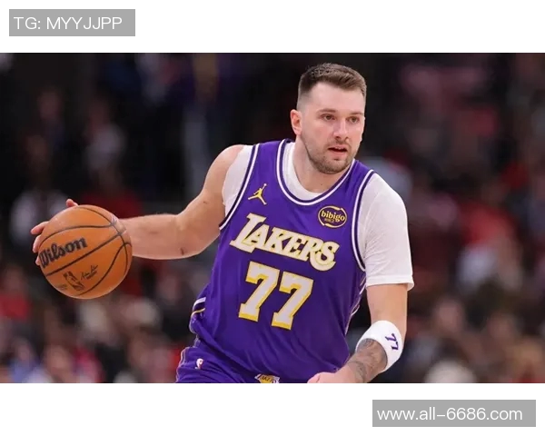 雷迪克称赞东契奇防守能力强调其在侧翼防守和篮板方面的出色表现 雷迪克称赞东契奇防守能力强调其在侧翼防守和篮板方面的出色表现